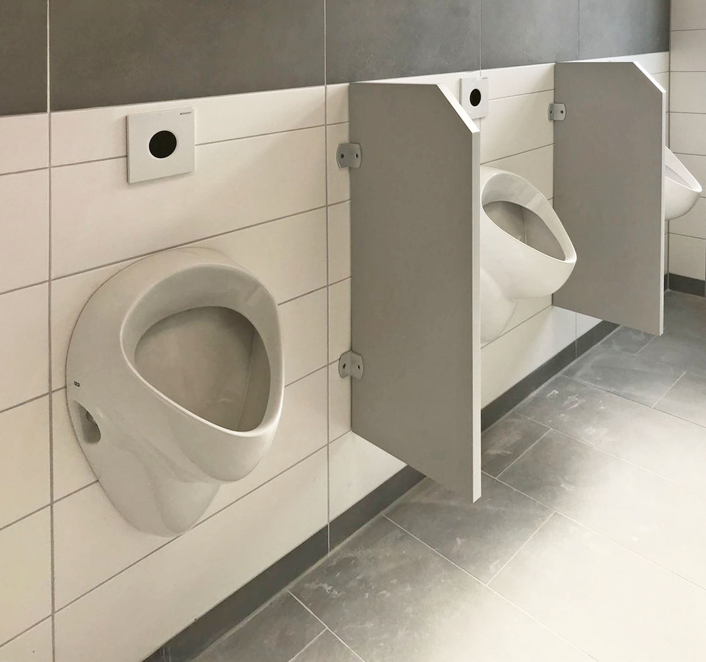 erweiterung-trennwand-urinal-waende-standard-trockenraum-nassraum-pissoire-herrentoilette Mark KG Trennwandsysteme & WC Kabinen für Trockenräume/Nassräume – Serie Uribaltrennwände