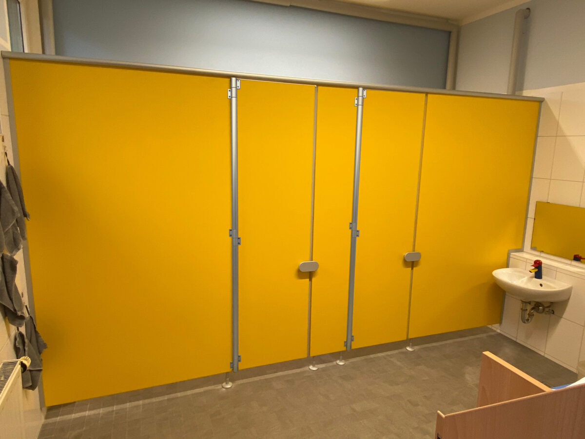 trennwandanlage-kabinenanlage-color-hpl-kindergarten-nassraum-wasserbestaendig-schmutzabweisend-1 Mark KG Trennwandsysteme & WC Kabinen für Trockenräume/Nassräume – Serie Color Kindergarten
