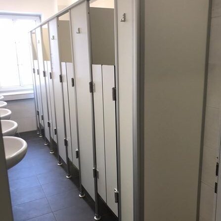 Mark KG Trennwandsysteme & WC Kabinen für Trockenräume/Nassräume – Serie Splash Swing