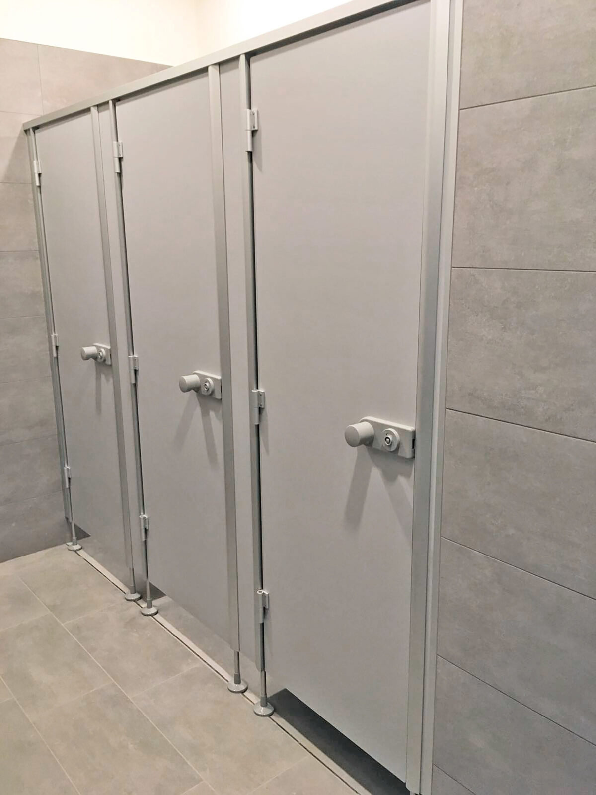 trennwandanlagen-kabinenanlage-moon-brava-standard-feuchtraum-nassraum-hpl-wc-schloss-wasserfest-1 Mark KG Trennwandsysteme & WC Kabinen für Trockenräume/Nassräume – Serie Moon Brava