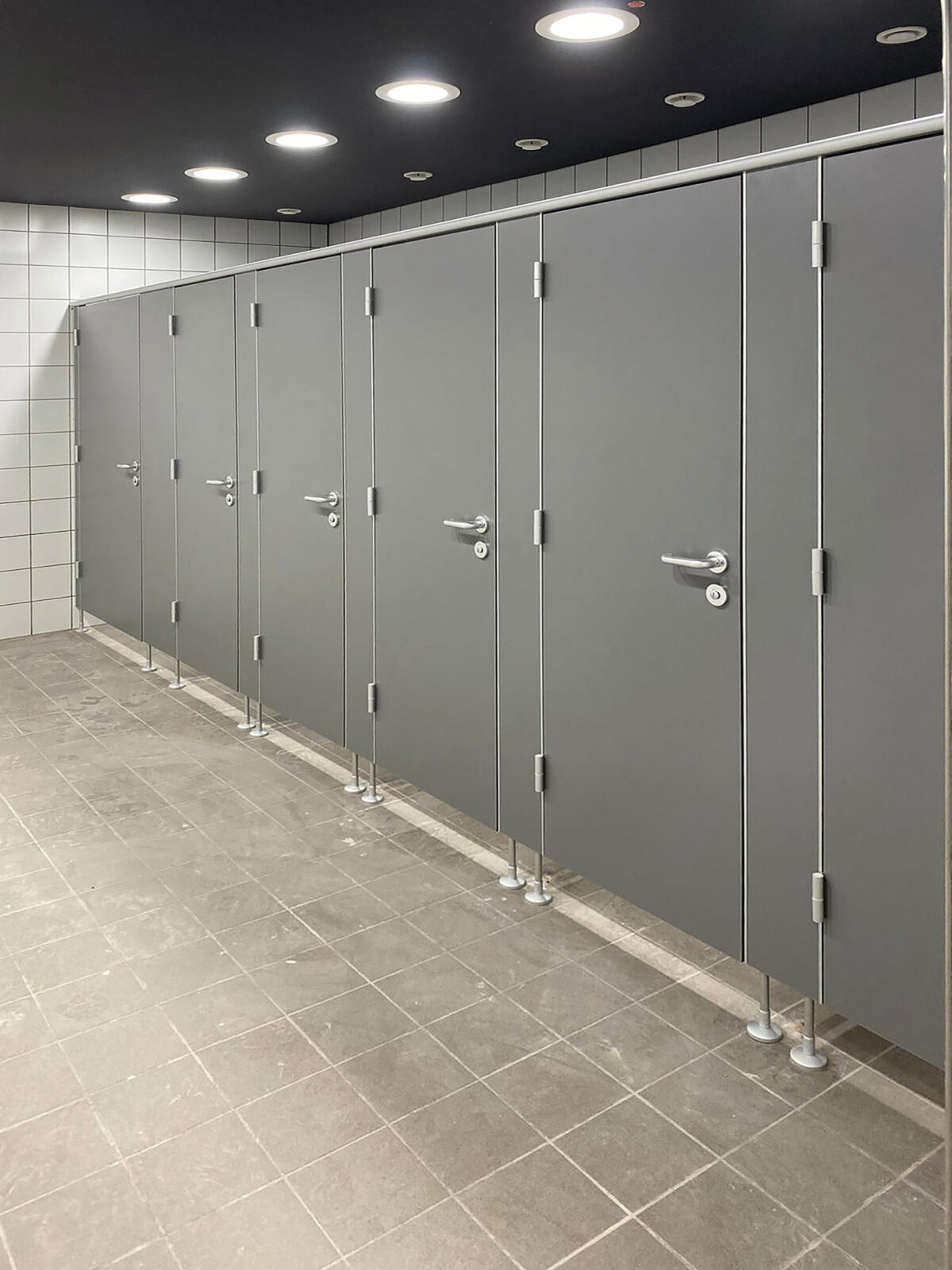 trennwandanlagen-kabinenanlage-sun-standard-trockenraum-wc-raeume-wc-kabinen-1 Mark KG Trennwandsysteme & WC Kabinen für Trockenräume/Nassräume – Serie Sun