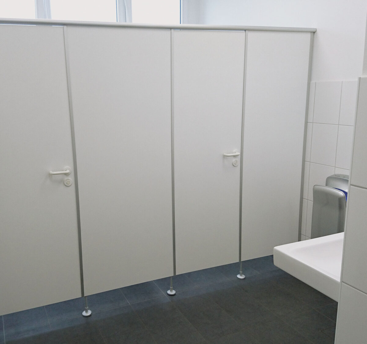 1_MOON DRY Mark KG Trennwandsysteme & WC Kabinen für Trockenräume/Nassräume – Serie Moon Dry